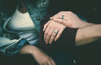 Modne pierścionki zaręczynowe – co kupić dla wybranki?